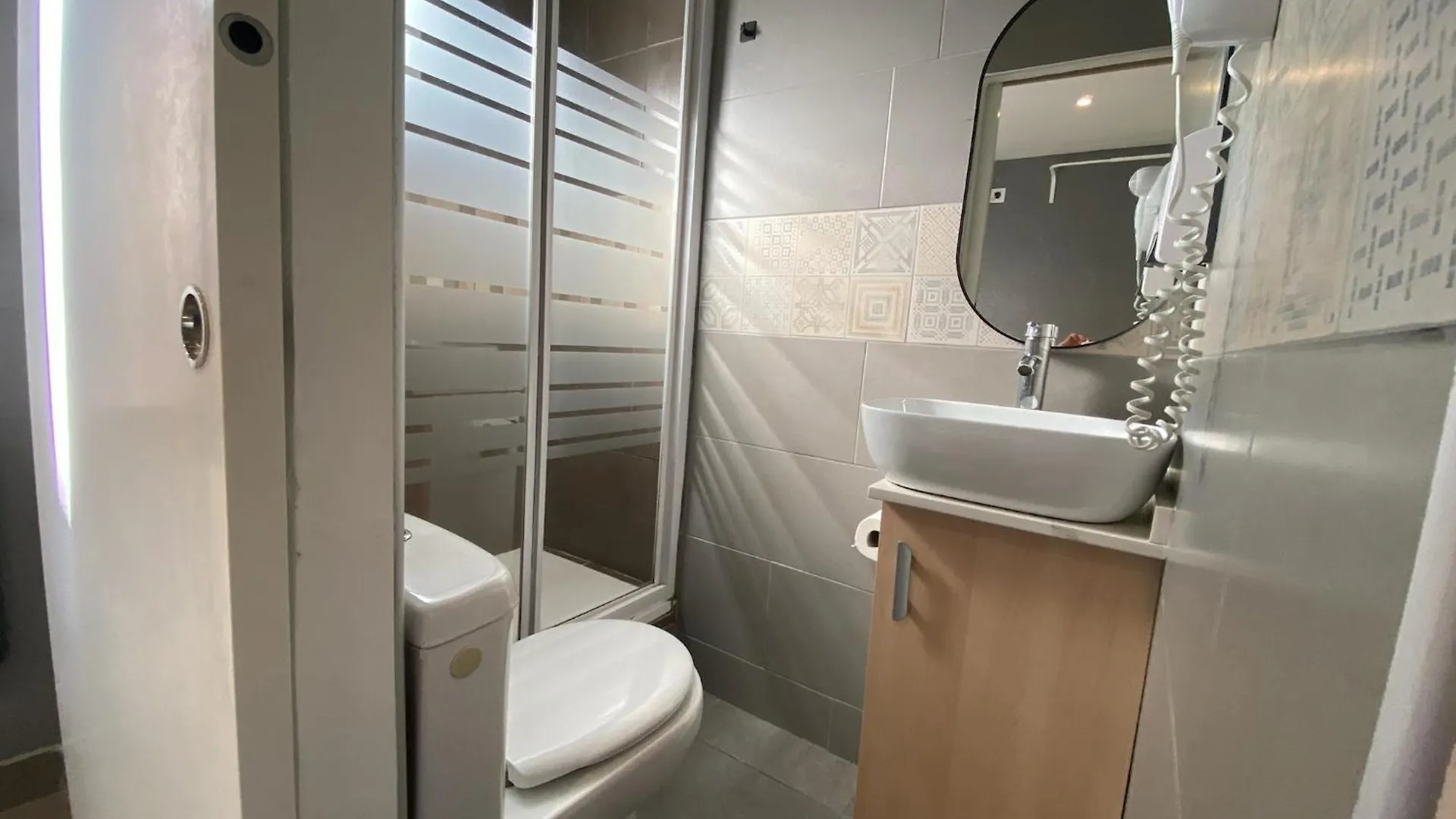 Suites Nuevas Con Bano Privado Frente Al Metro St Mwc Barcelona-Fira Οσπιταλέτ ντε Λιοβρεγάτ Ισπανία