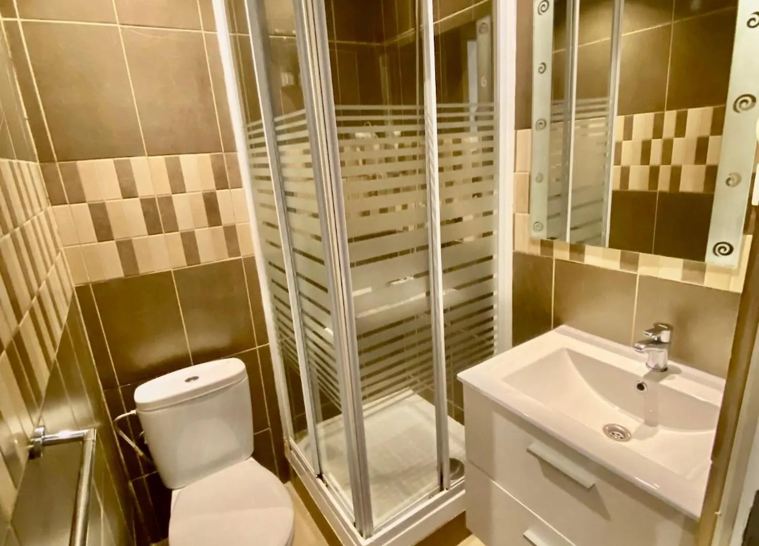 Suites Nuevas Con Bano Privado Frente Al Metro St Mwc Barcelona-Fira Οσπιταλέτ ντε Λιοβρεγάτ 0*,