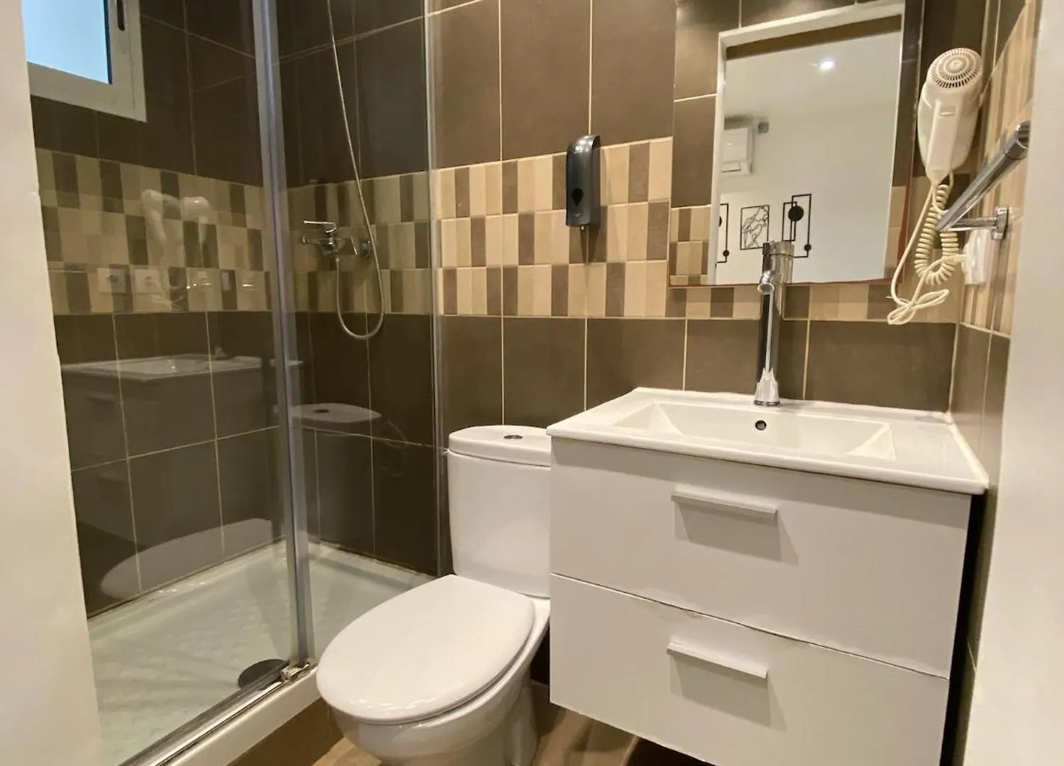 Διαμέρισμα Suites Nuevas Con Bano Privado Frente Al Metro St Mwc Barcelona-Fira Οσπιταλέτ ντε Λιοβρεγάτ