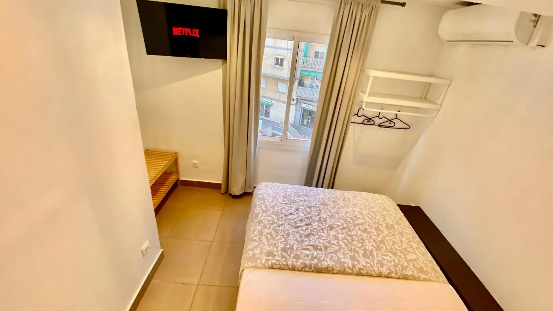Suites Nuevas Con Bano Privado Frente Al Metro St Mwc Barcelona-Fira L'Hospitalet de Llobregat 0*,  Spain
