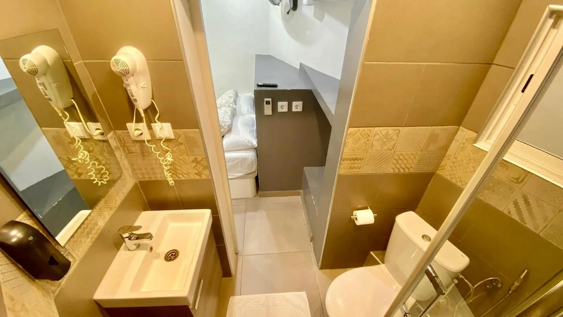 Suites Nuevas Con Bano Privado Frente Al Metro St Mwc Barcelona-Fira L'Hospitalet de Llobregat Apartment