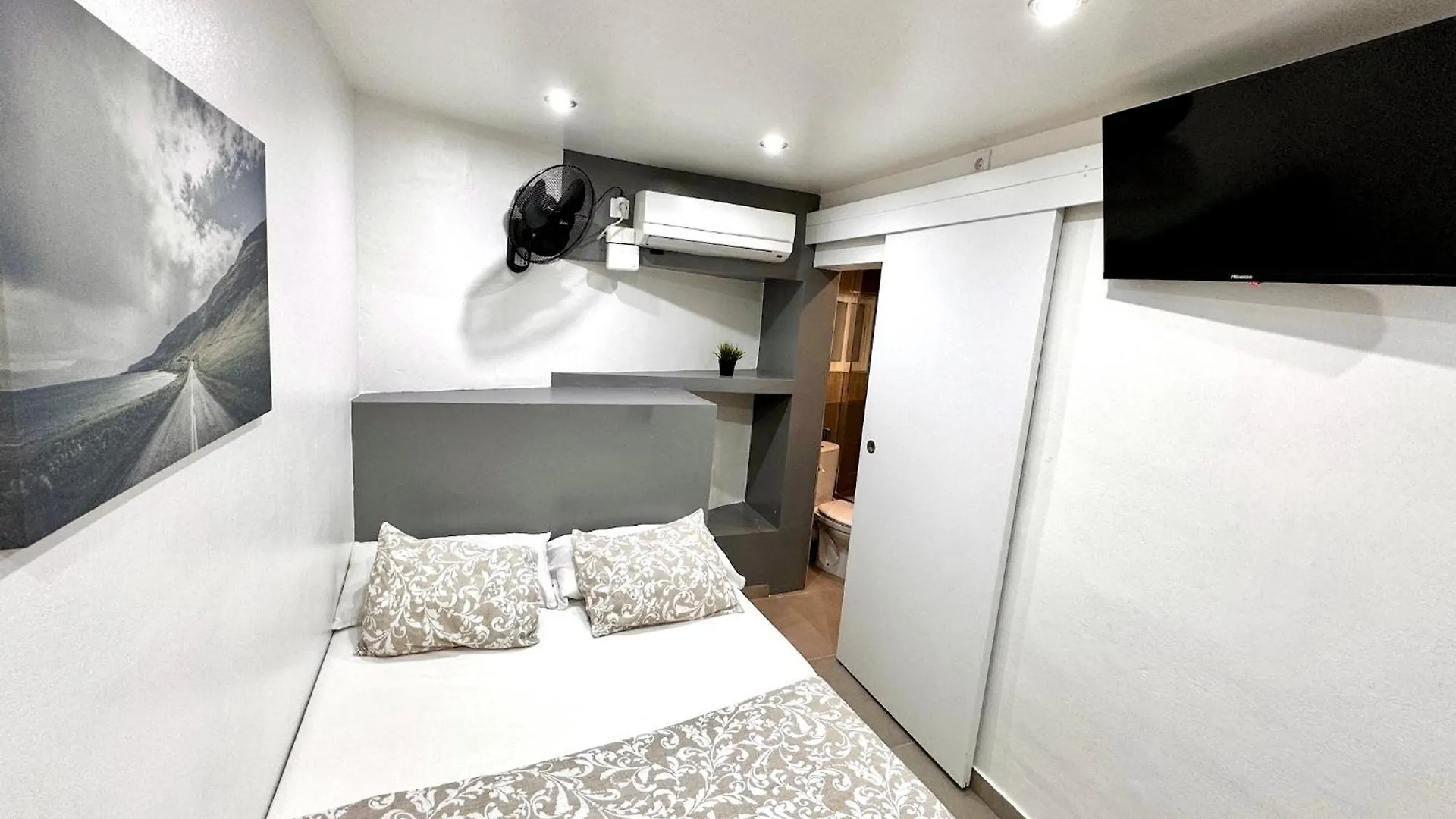Suites Nuevas Con Bano Privado Frente Al Metro St Mwc Barcelona-Fira L'Hospitalet de Llobregat 0*,  Spain