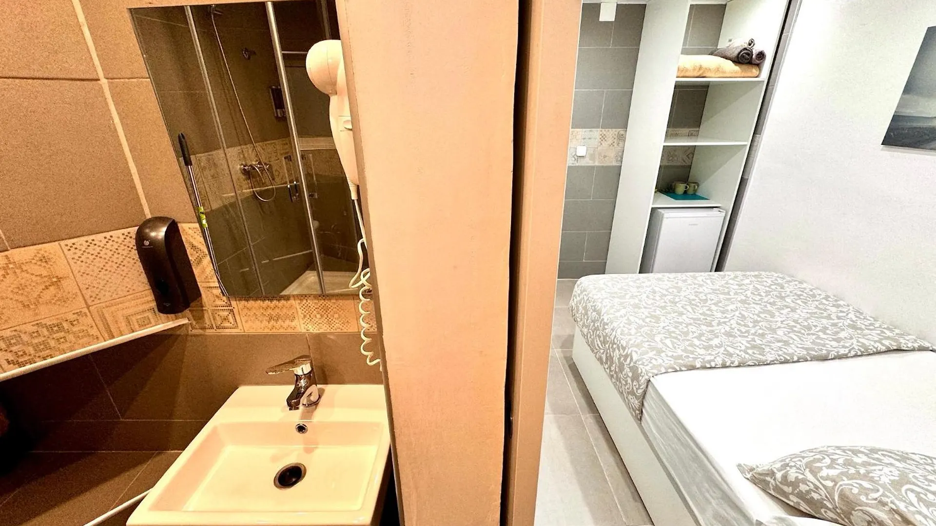 Suites Nuevas Con Bano Privado Frente Al Metro St Mwc Barcelona-Fira L'Hospitalet de Llobregat Apartment