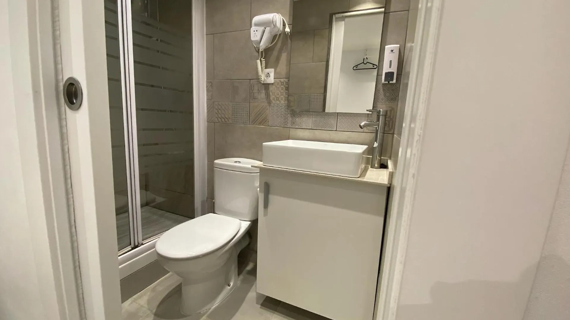 Suites Nuevas Con Bano Privado Frente Al Metro St Mwc Barcelona-Fira L'Hospitalet de Llobregat Apartment